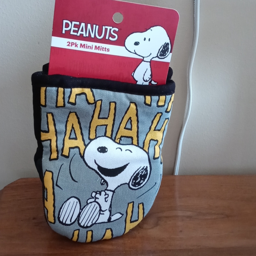 Snoopy oven mitts